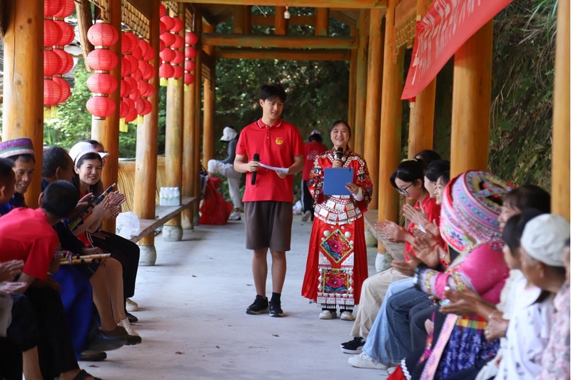 贵州民族大学青年学生宣讲团走进苗岭山寨。