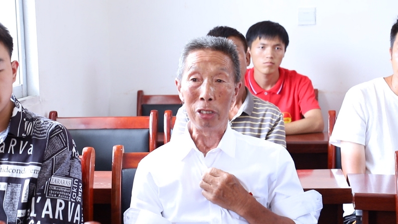 老兵钱清明分享自己的红色故事。