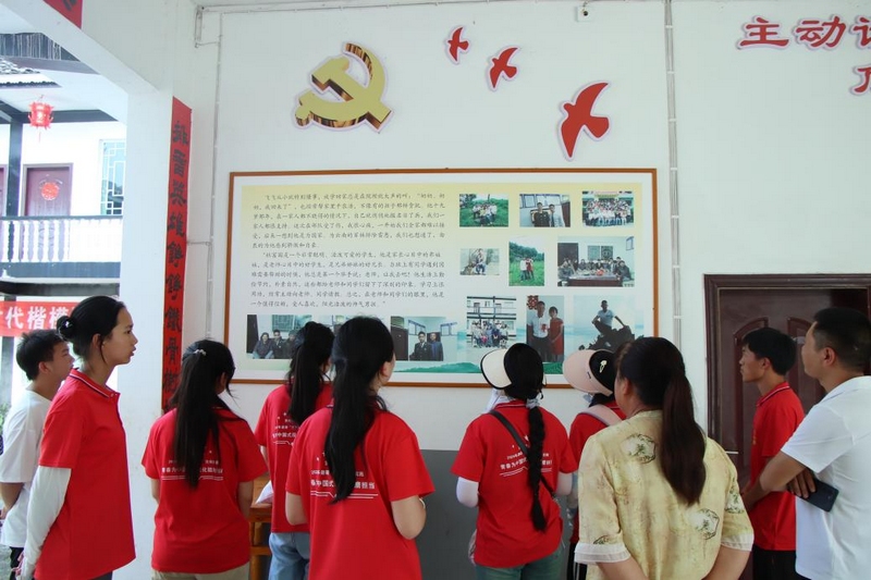 志愿服务团参观“杜富国荣誉室”。