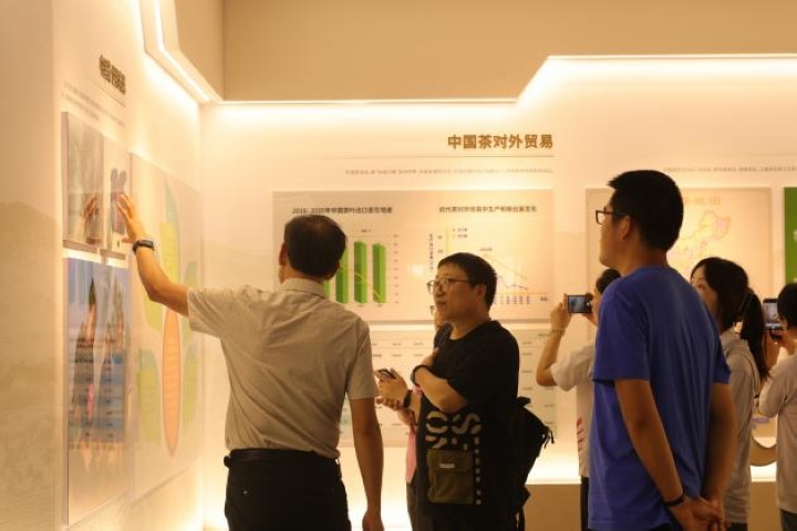贵州大学茶学院“夏秋茶综合利用”产业队走进黔西南州。