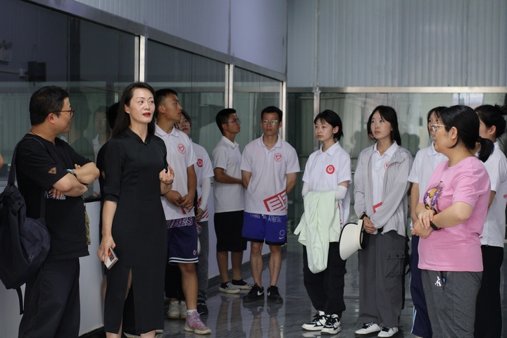 贵州大学茶学院“夏秋茶综合利用”产业队走进黔西南州。