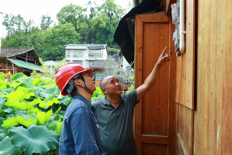 剑河供电局工作人员为村民介绍用电阻燃材料防护措施。刘梦摄