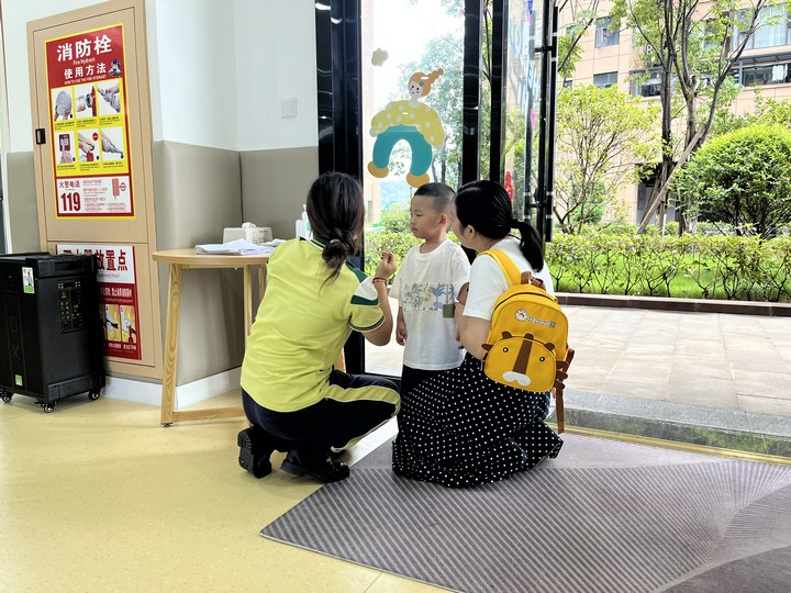 市民李茂送孩子到托育之家。