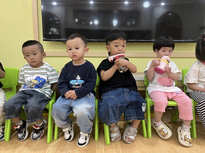 孩子们在学校喝水。