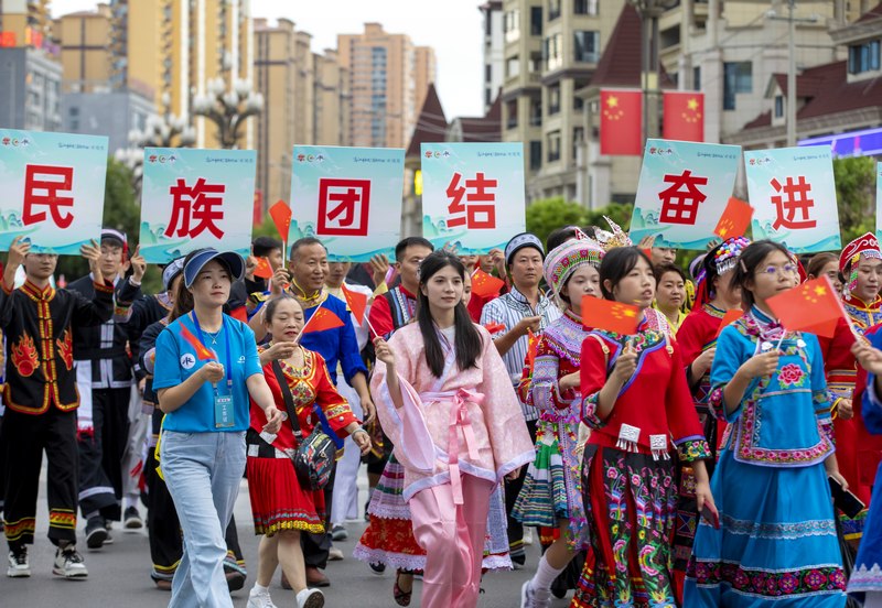 8月1日，“好生活在黔西”大巡游。陳穎攝