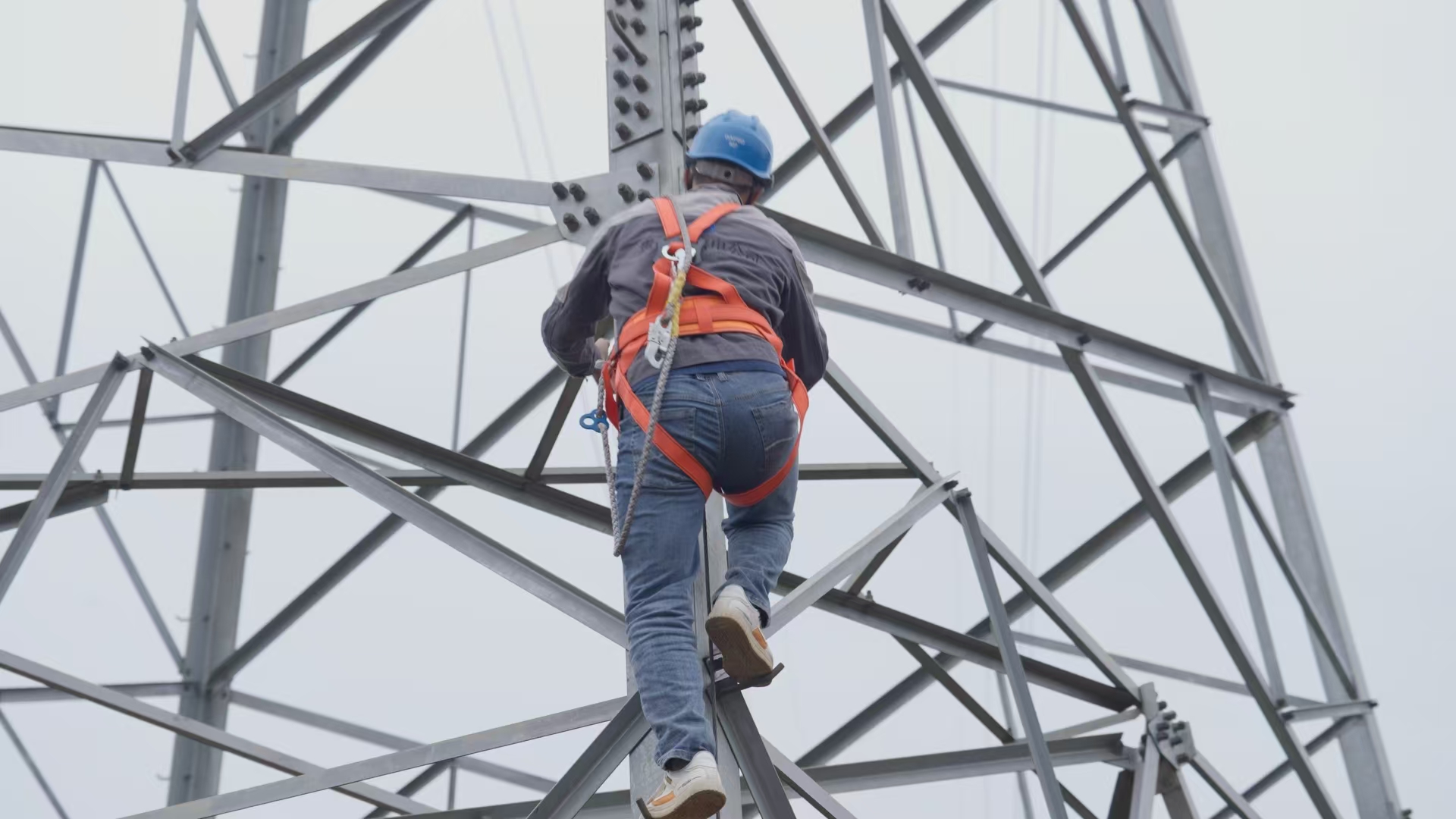 工作人員在進行電力保供作業。貴安配售電公司供圖