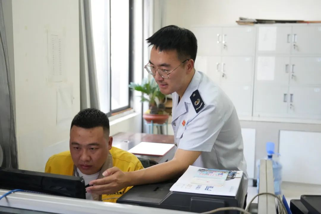 税务干部为纳税人提供“上门服务”。李琪摄