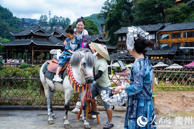 游客身着苗族服饰体验旅拍。人民网 阳茜摄 .jpg