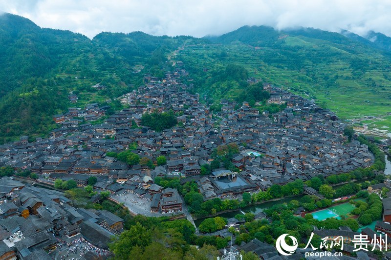 寨內吊腳樓層層疊疊，依山而建，連綿成片，氣勢恢宏。人民網 陽茜攝.jpg