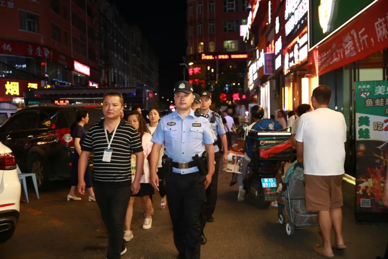 1、貴州公安開展夏夜治安巡查宣防集中統一行動。圖片由鐘山公安提供