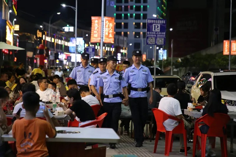 2、貴州公安開展夏夜治安巡查宣防集中統一行動。圖片由石阡公安提供