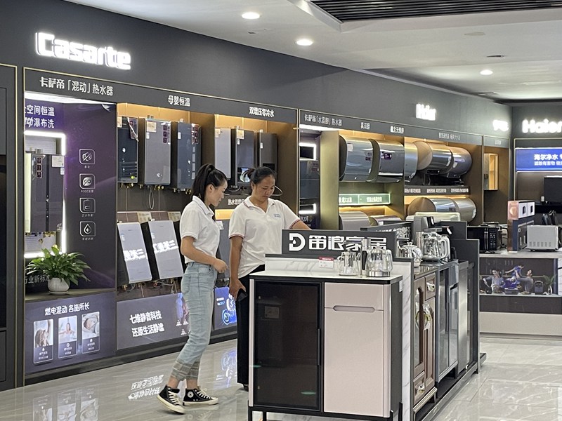 1 参与“家电依旧换新”活动的市民在挑选新的家电