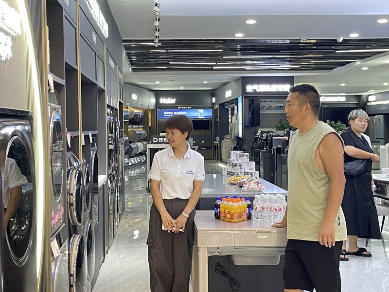 参与“家电依旧换新”活动的市民在挑选新的家电。