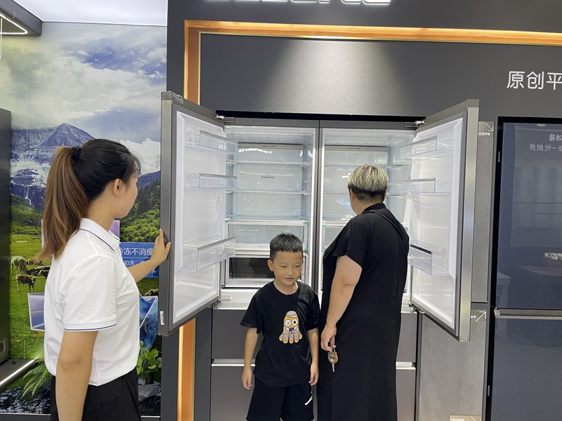 4 参与“家电依旧换新”活动的市民在挑选新的家电。