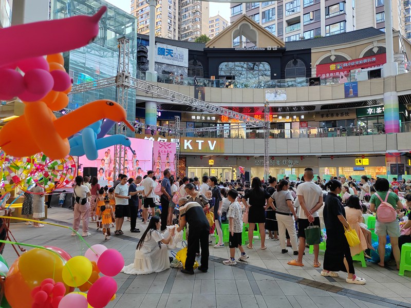 1、仁怀国酒城商圈大都汇商业广场亲子表演。余甚君 摄