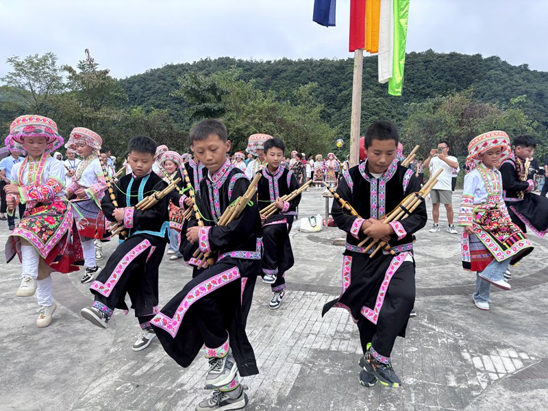 3、族小朋友們為在場賓客帶來“蘆笙舞”。 習水縣融媒體中心供圖