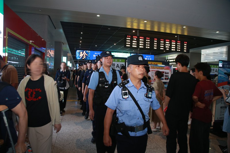 1、观山湖公安民辅警在贵阳北站开展巡逻。