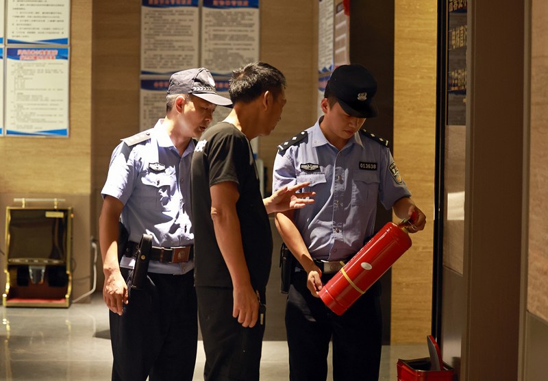 3、凤冈公安 民警开展消防安全检查。