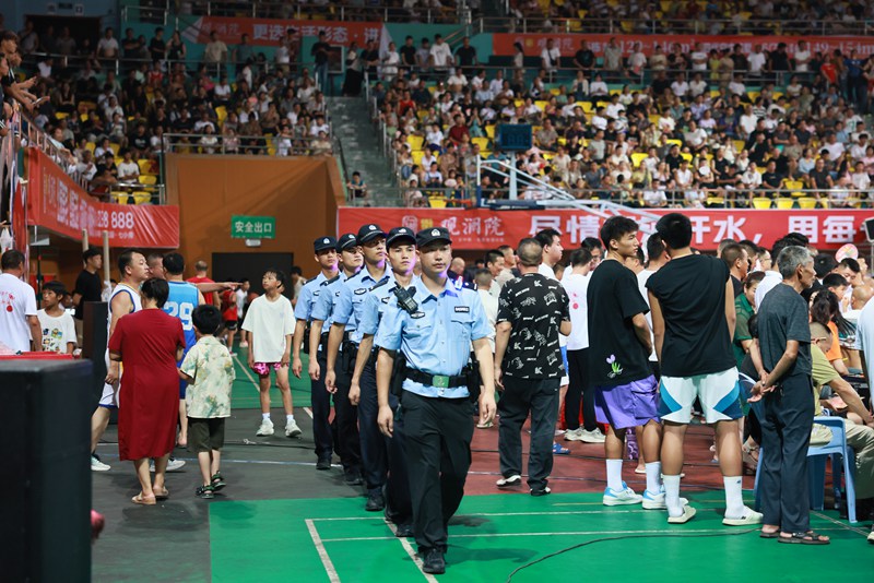 4、黎平公安 民辅警在热门活动现场开展巡逻。