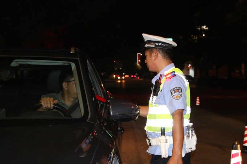 6、台江公安民警开展酒驾、醉驾检查。