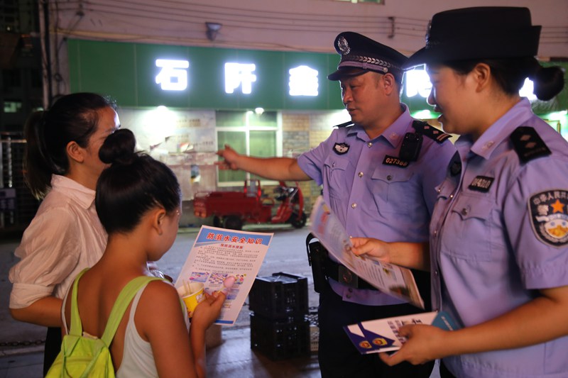 8、石阡公安民警开展防溺水宣传。