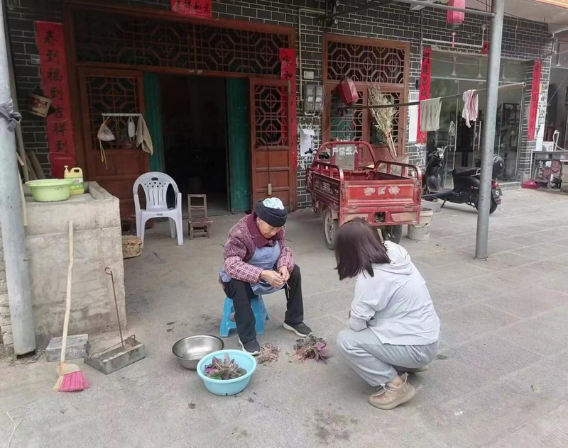 下组与群众拉家常