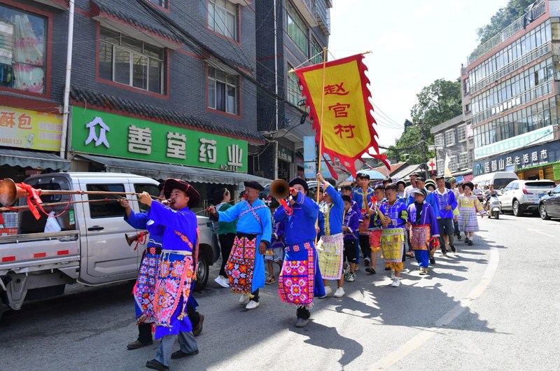 2 方阵队伍沿街巡游
