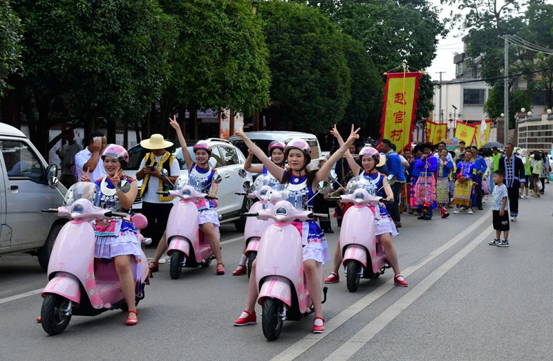 4 方阵队伍沿街巡游