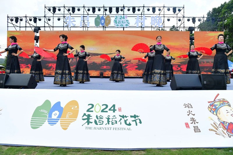 5 表演者进行歌舞表演