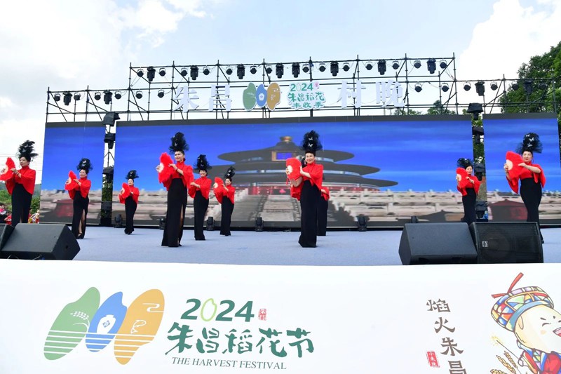 6 表演者进行歌舞表演
