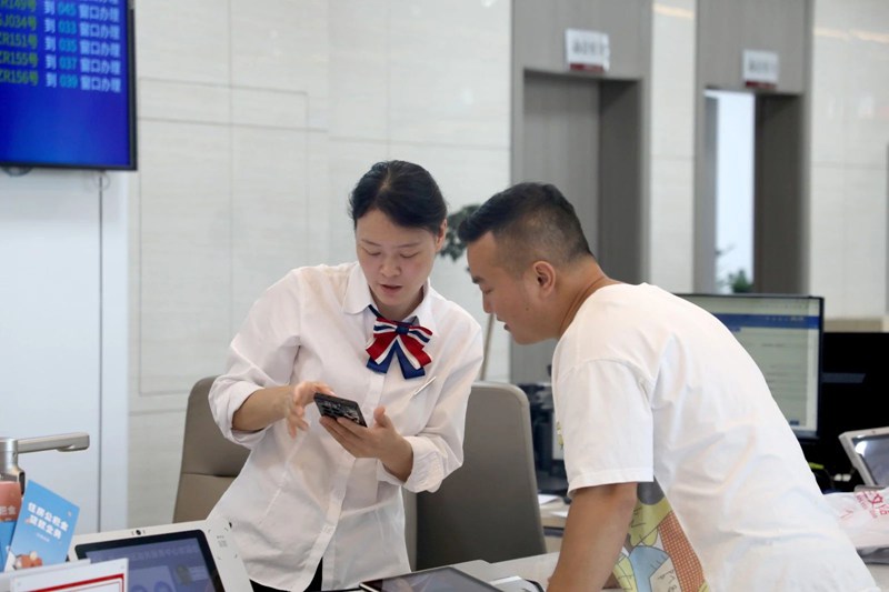 5 窗口工作人员帮助办事群众办理业务