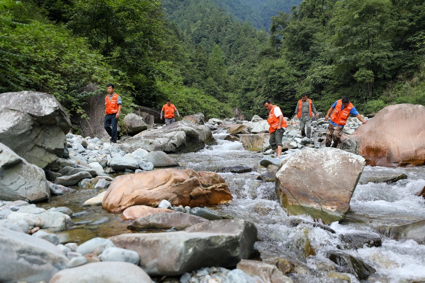 2024年8月14日，德旺管理总站护林员在贵州梵净山国家级自然保护区巡河护林。