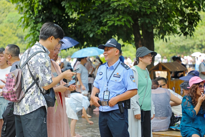 民警在景區為游客提供咨詢求助服務。