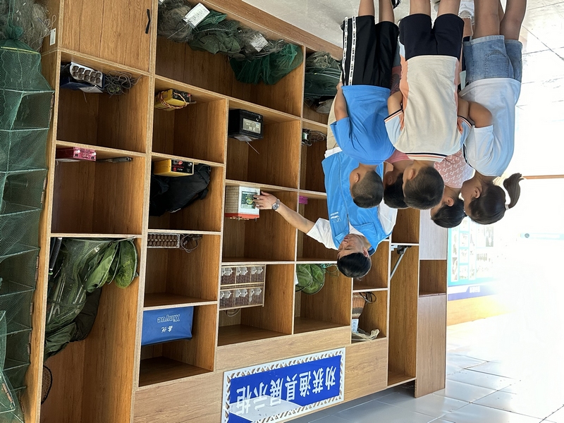小朋友们在陈列馆参观。