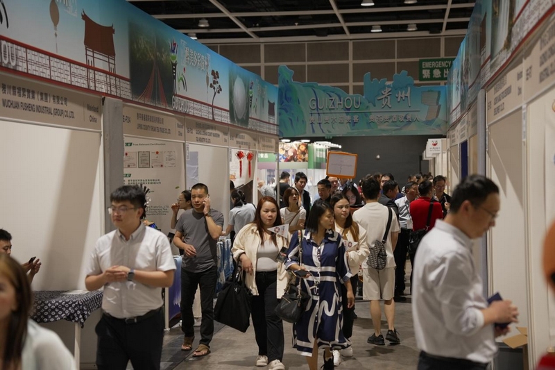 貴州展區內人流如織。