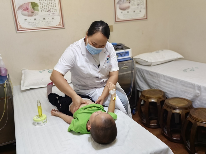 小儿推拿（何敏摄）