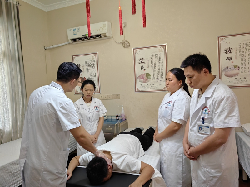 中医诊疗颈肩病（何敏摄）