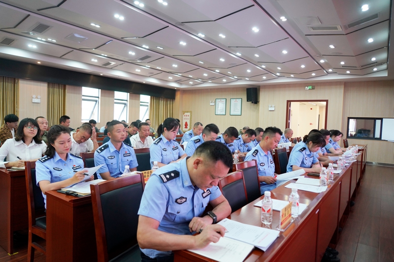 查看相关征兵资料。