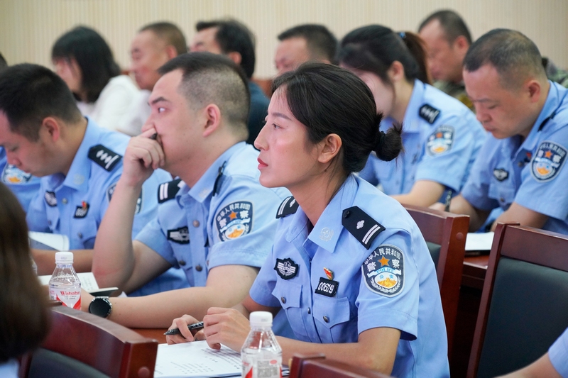 参会人员认真听取培训内容。