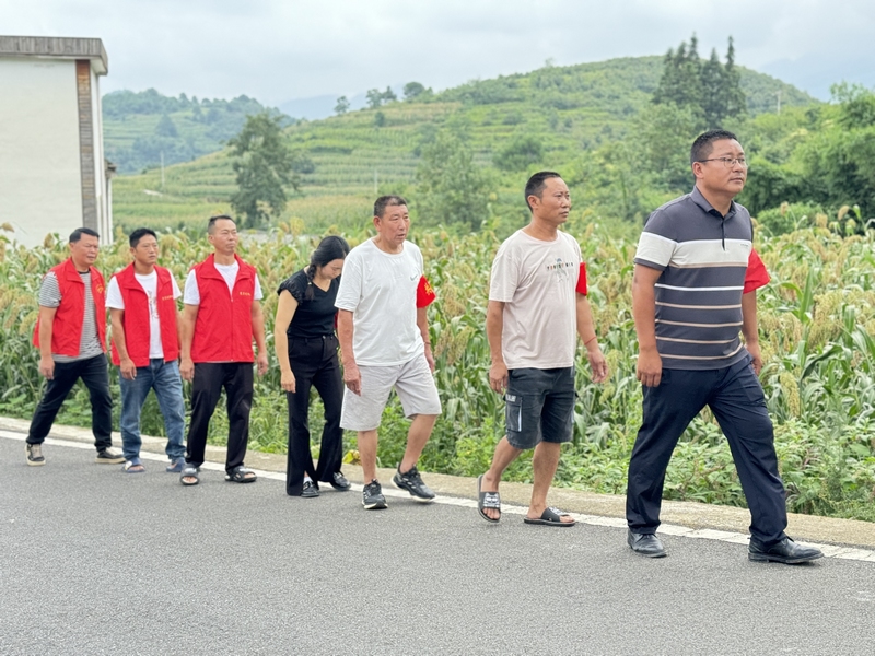 紅袖章”鐵嘴“義務宣傳義務隊。