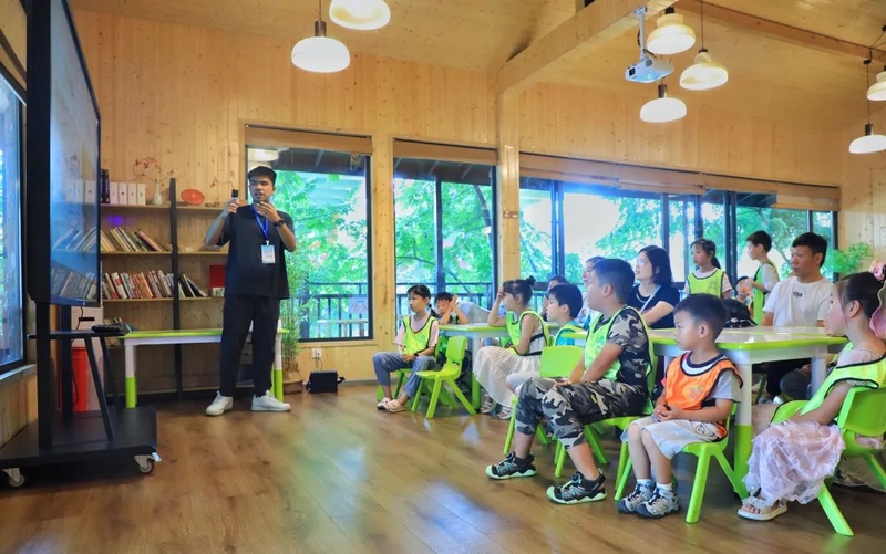 活动现场,老师详细介绍了观山湖公园内常见的鸟类品种。