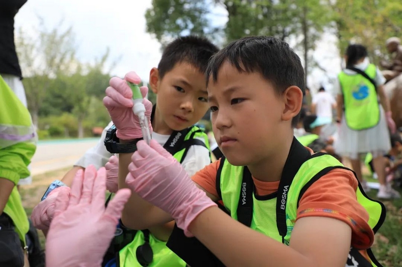 孩子们进行水质分析实验。