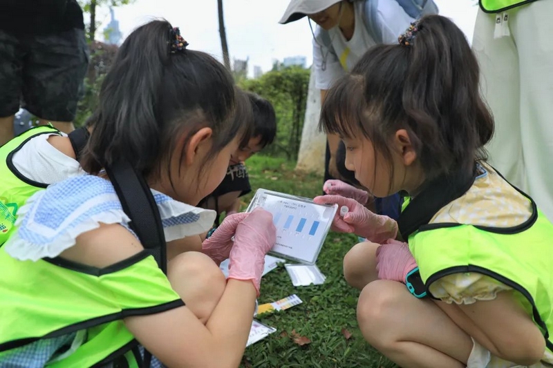 孩子们进行水质分析实验。