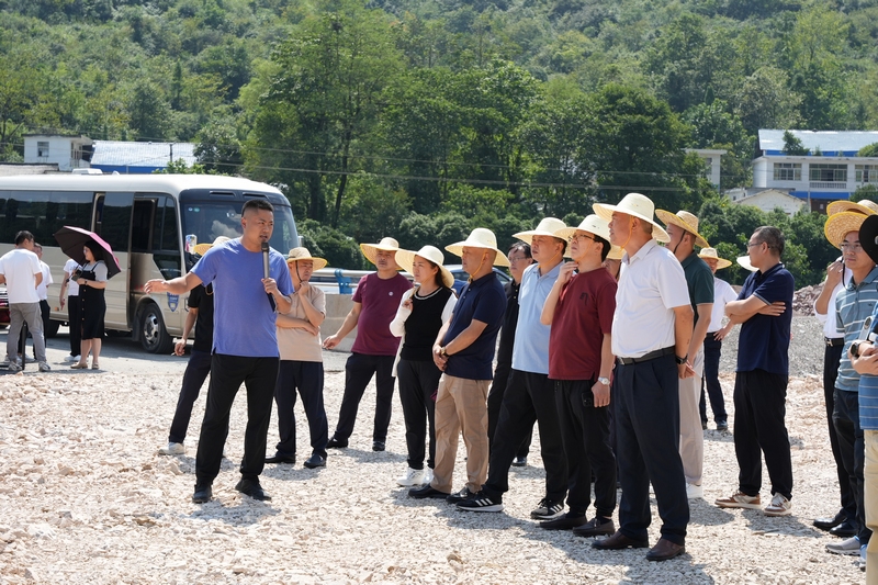 兩地政商人士觀摩項目建設。圖片由開陽縣宣傳部提供