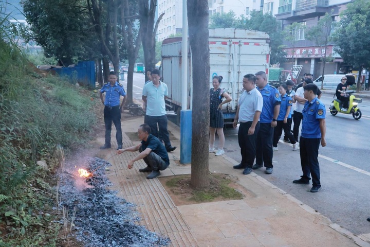 劝导市民文明祭祀。