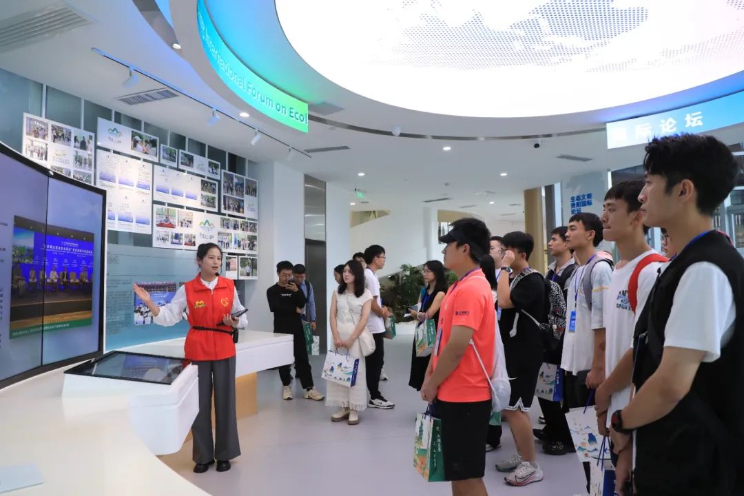 学生代表参观贵阳市观山湖区生态文明展览馆。