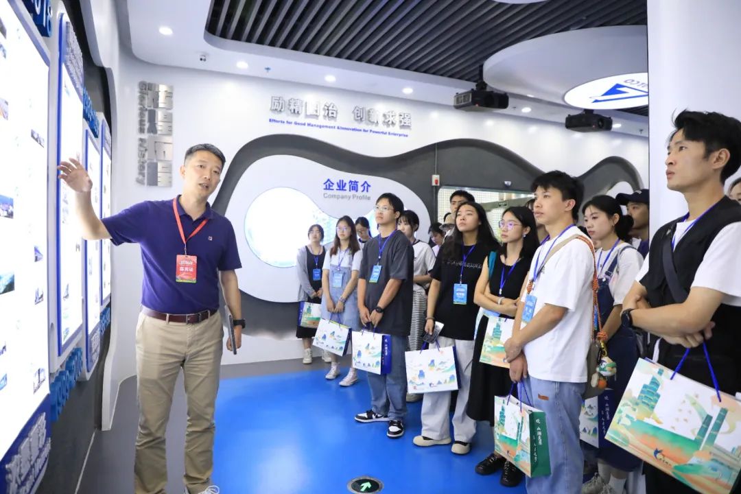 学生代表了解贵阳铝镁设计研究院有限公司发展情况。