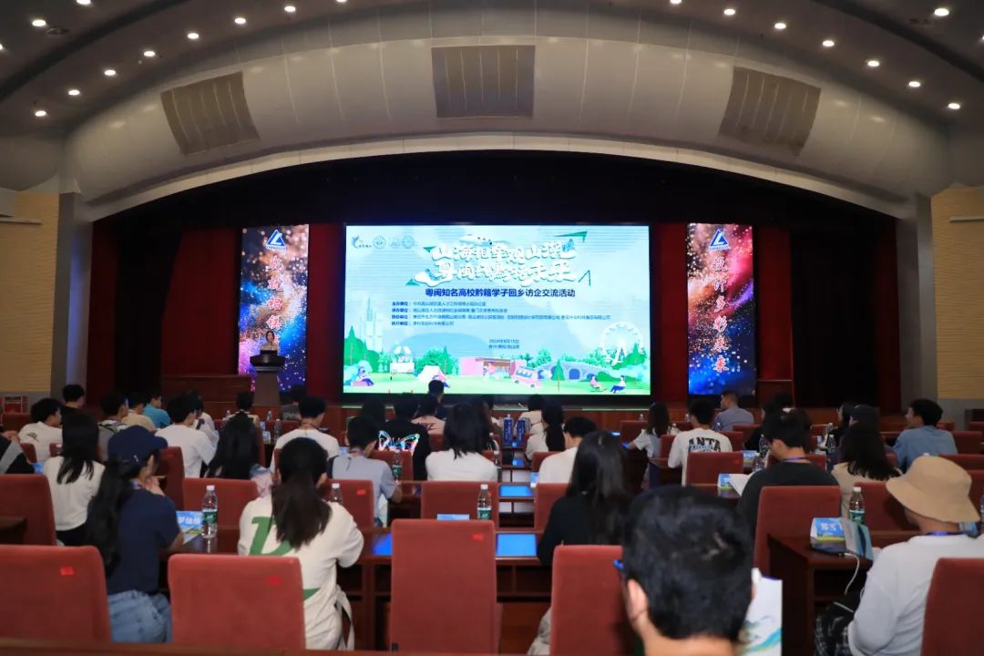 “创聚观山”人才交流会暨铝镁设计研究院座谈会上，大家互动交流。