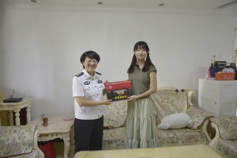 贵州警擦学院党委书记汤敏为何知晏送去录取通知书。