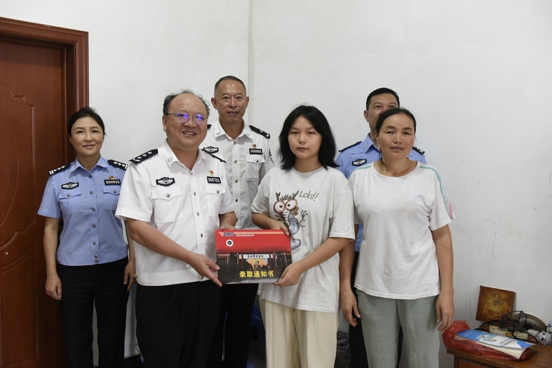 贵州警擦学院党委副书记、院长吴为刘玉绳送去录取通知书。
